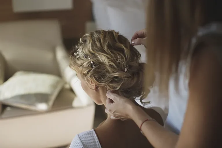 Tania Porcel peinando a una novia el día de su boda