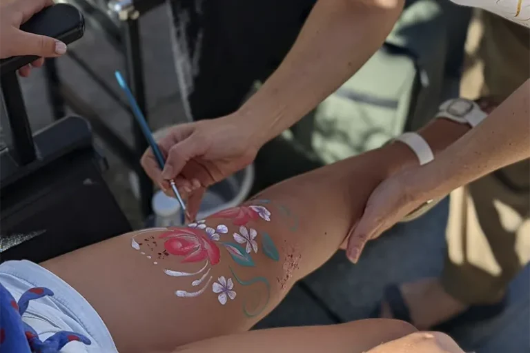 Dibujo de maquillaje de fantasía realizado en la pierna durante un evento en fiestas de Erandio, Bizkaia