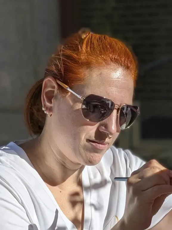 Tania Porcel realizando maquillaje de fantasía y pintacaras en un evento en Erandio, Bizkaia